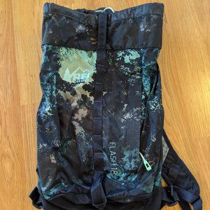 REI FLASH 18 BACKPACK